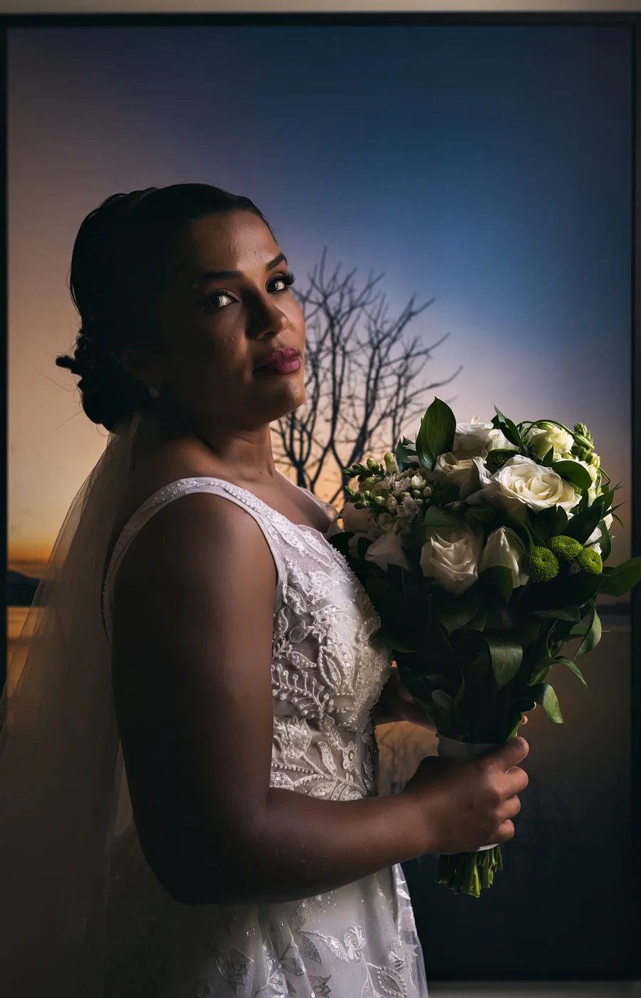 Noiva em perfil com buquê fotografada pelo Estúdio Victor Pimentel