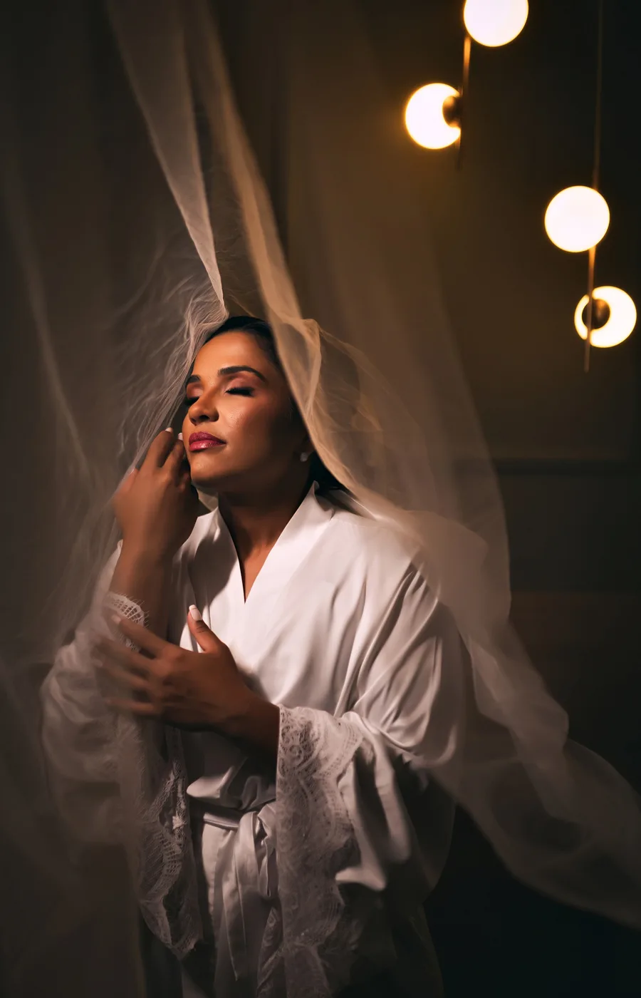 Noiva em momento silencioso com véu fotografada pelo Estúdio Victor Pimentel